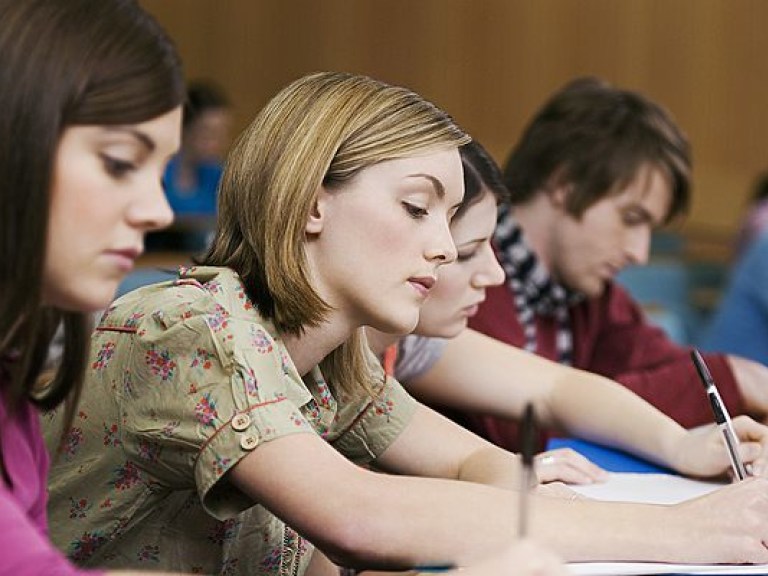 В Одессе студенты перекрывали дорогу в знак протеста (ФОТО)