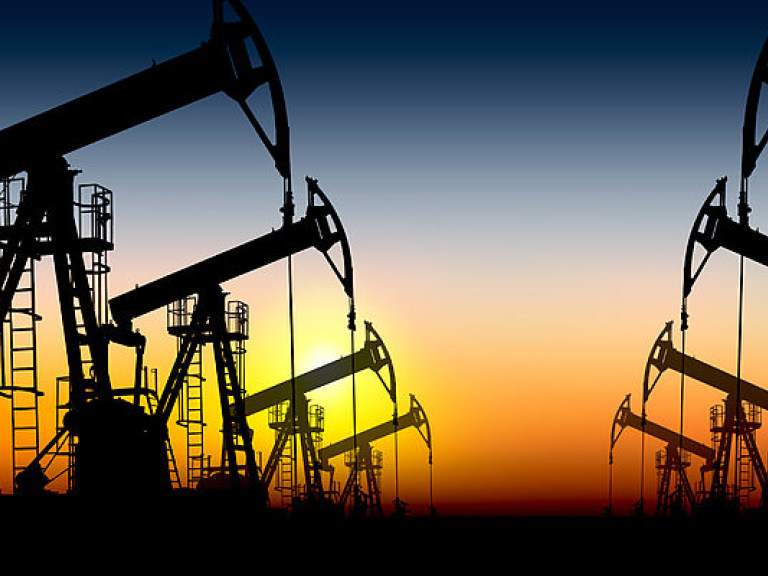Цена нефти Brent торгуется ниже 54 долларов за баррель