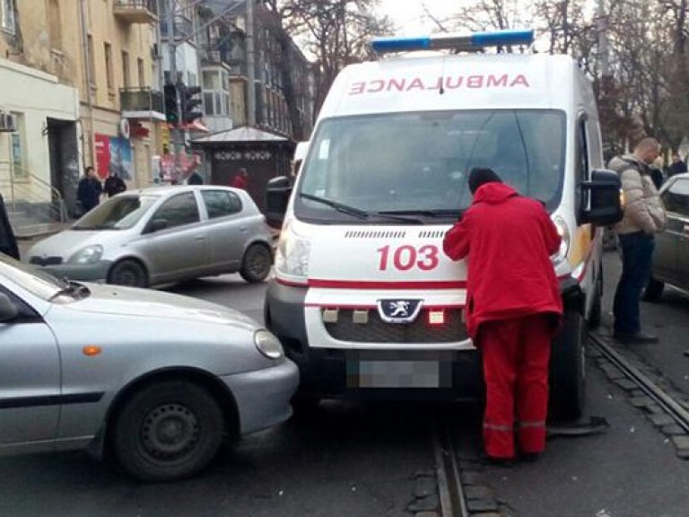 В Одессе столкнулись три автомобиля и машина скорой помощи (ФОТО)