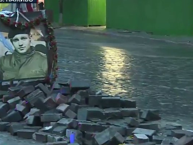 Автомобиль разрушил памятник Герою Небесной сотни в центре Киева (ВИДЕО)