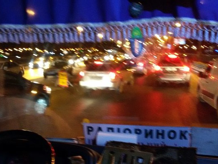 В Киеве масштабная авария парализовала движение на мосту Патона: люди идут пешком (ФОТО)
