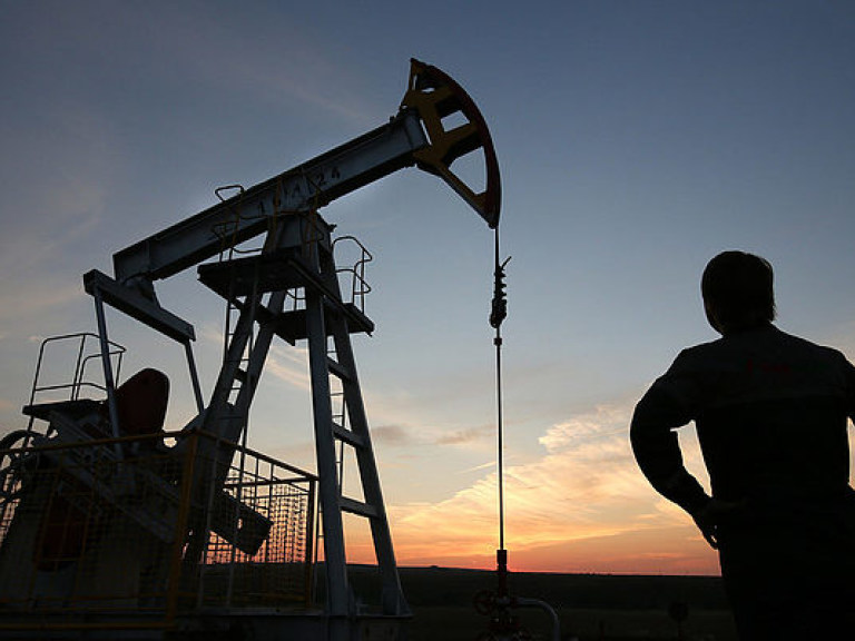 Нефть Brent подешевела до 55,53 долларов за баррель
