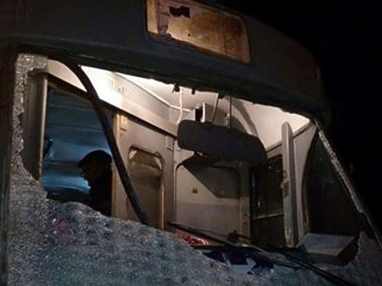 В Днепре вновь обстреляли трамвай, пострадал водитель (ФОТО)