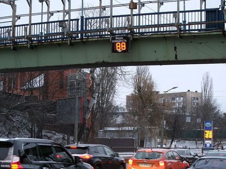 В Киеве установили «умное» табло, которое транслирует скорость движения транспорта (ФОТО)