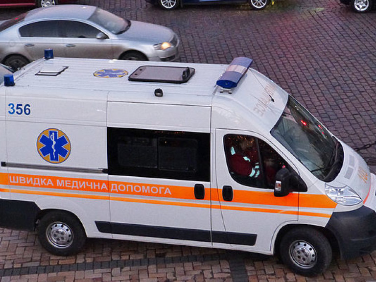 В Киеве машина скорой помощи столкнулась с «Нивой», пострадал водитель внедорожника (ФОТО)