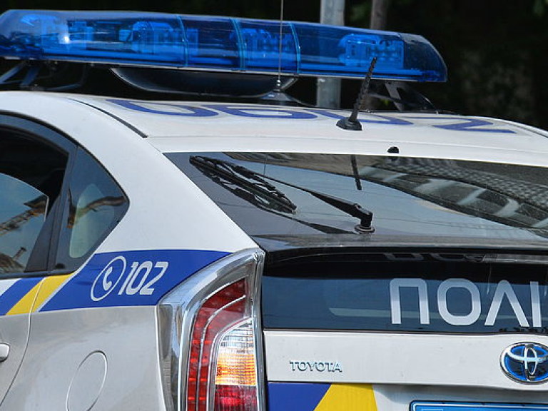 В Харькове на остановке транспорта неизвестный выстрелом убил мужчину