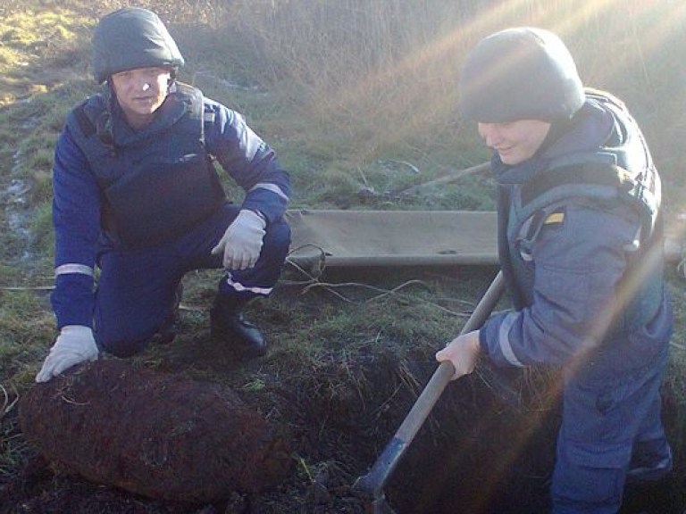 Возле реки в Запорожской области люди обнаружили старую авиабомбу (ФОТО)