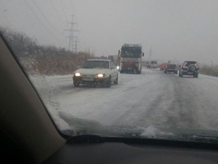 В Одессе на заснеженной дороге застряли несколько фур, ограничивших проезд транспорта (ФОТО)