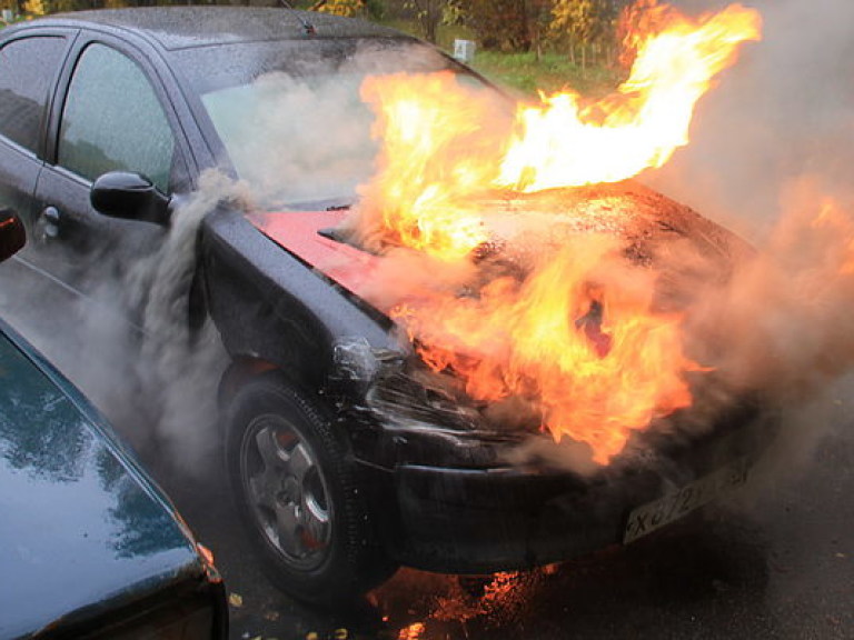 В Ужгороде сожгли авто руководителя одного из департаментов горсовета (ФОТО)