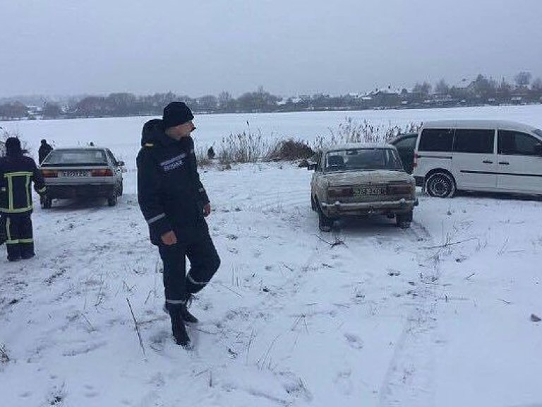 В Ровно рыбак провалился под лед (ФОТО)