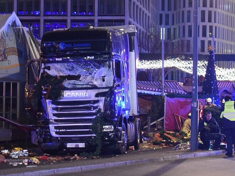 Теракт в Берлине: фура въехала в толпу на рождественском рынке, 12 человек погибли (ФОТО, ВИДЕО) &#8212; ОБНОВЛЯЕТСЯ