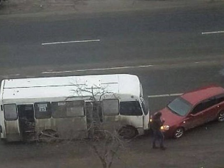 В Киеве – необычное ДТП: авто без водителя протаранило маршрутку (ФОТО)