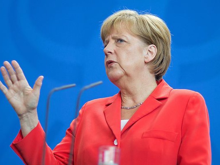 Меркель поручила ужесточить законодательство для мигрантов после теракта в Берлине
