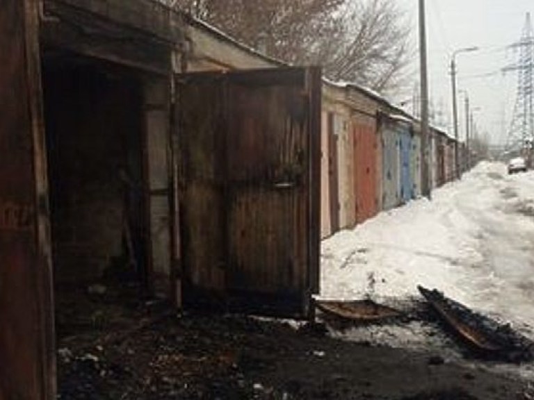 В Ровно сгорели гаражи вместе с тремя автомобилями