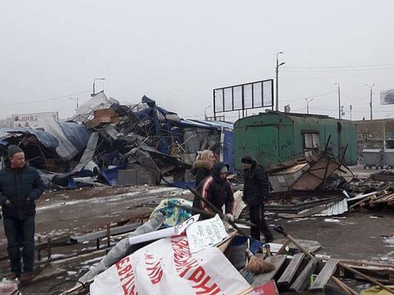 В Киеве снесли МАФы возле метро &#171;Харьковская&#187; (ФОТО)