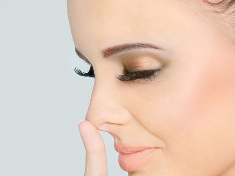 Медики рассказали о способах лечения хронического насморка