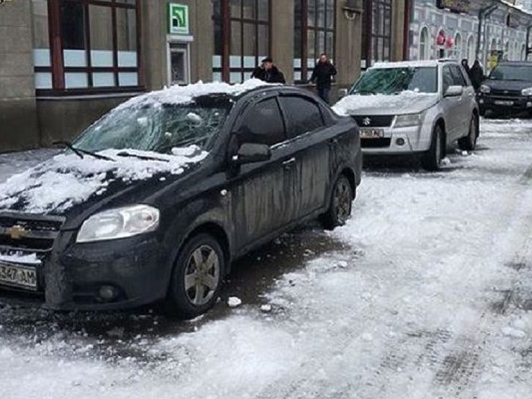 В Харькове ледяная глыба разбила два автомобиля (ФОТО)