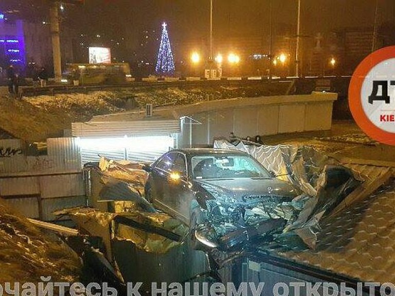 В Киеве Mercedes слетел с дороги на крышу торгового павильона (ФОТО)