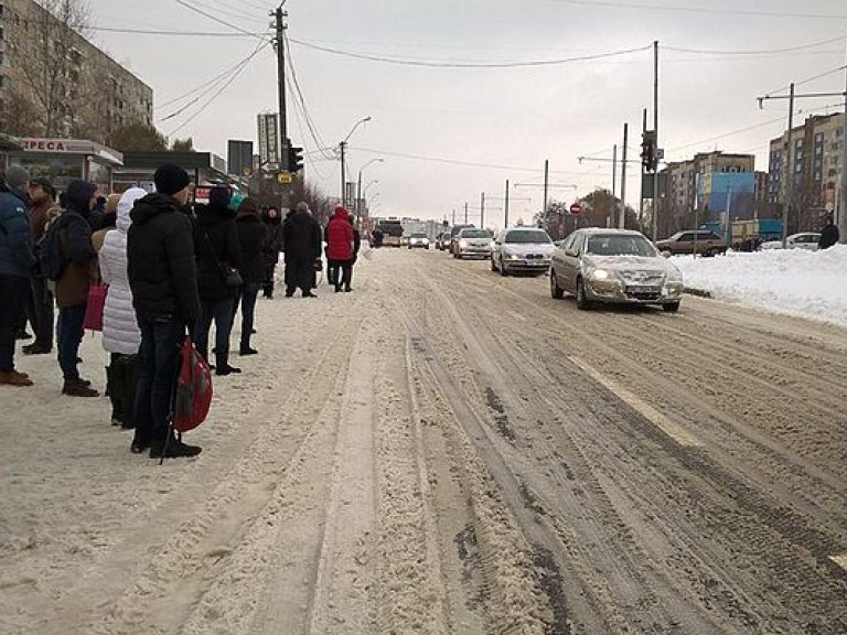 Во Львове на остановке транспорта обнаружили поврежденные ртутные термометры