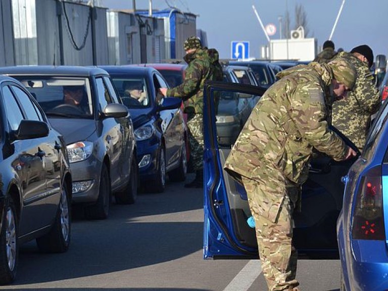 На пункте пропуска &#171;Марьинка&#187; в очереди стояли 300 автомобилей