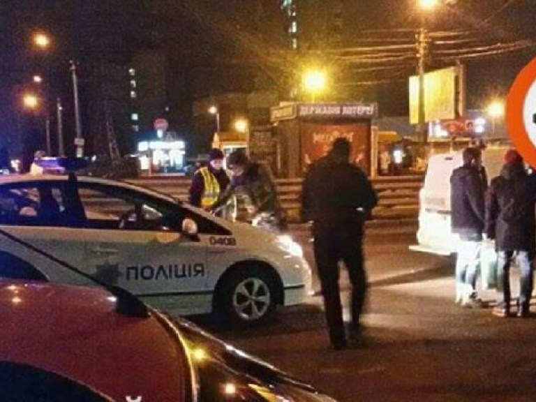 В Киеве столкнулись легковой автомобиль и маршрутка, есть пострадавший (ФОТО)