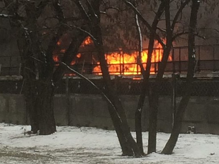В Киеве на складе сэконд-хенда возле станции метро «Лесная» спасатели ликвидировали пожар, погибла женщина