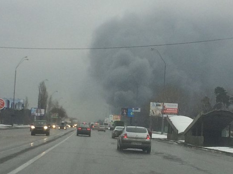 В Киеве возле метро «Лесная» начался пожар на складах сэконд-хенда (ФОТО)