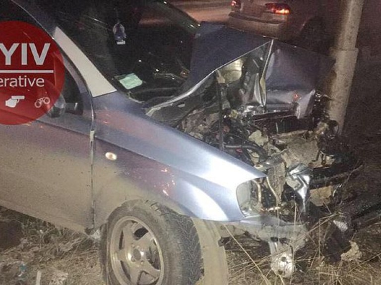 В Киеве водитель авто врезался в столб из-за пешеходов-нарушителей (ФОТО)