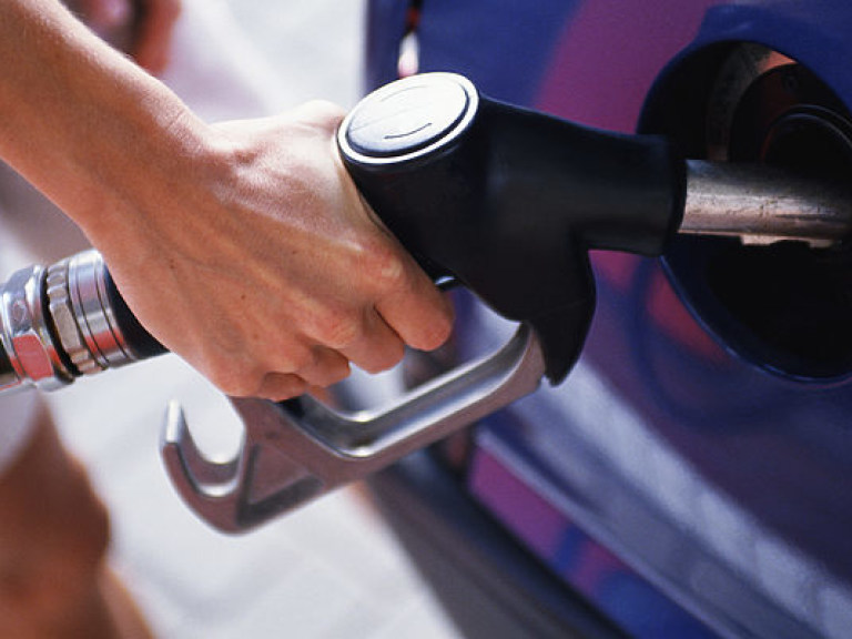 Рост цен на бензин и дизель связан с предпраздничным ажиотажем — эксперт