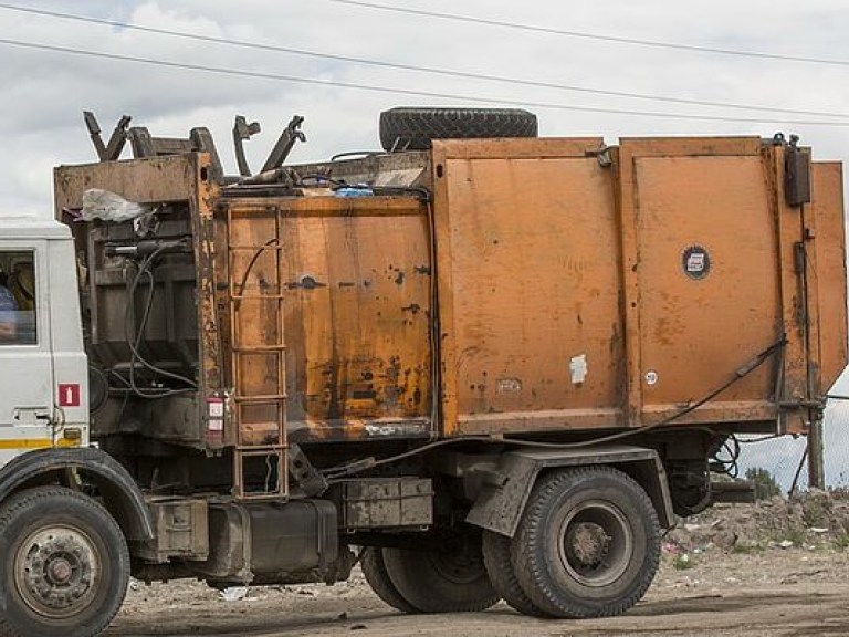 На Львовщине водитель погиб в загоревшемся мусоровозе