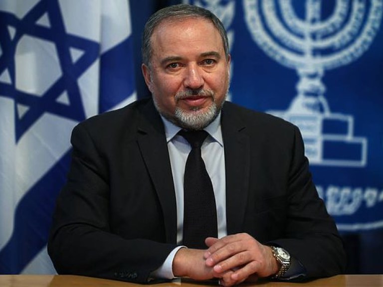 Министр обороны Израиля предложил евреям покинуть Францию