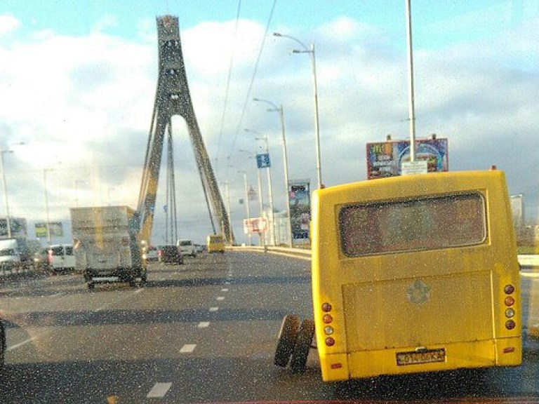 В Киеве у маршрутки на ходу отпали колеса (ФОТО)