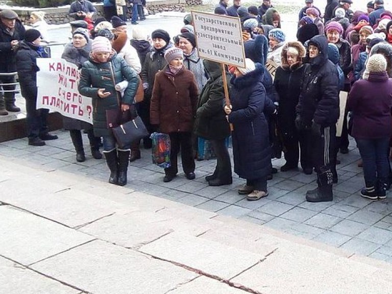 Работники судостроительного завода в Николаеве вышли на пикет из-за долгов по зарплате  (ФОТО)