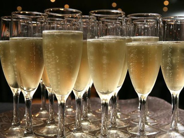 Физики объяснили, как пузырьки газа меняют вкус шампанского