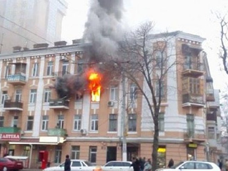 В центре Одессы из-за гирлянды на елке загорелось старинное здание (ФОТО, ВИДЕО)