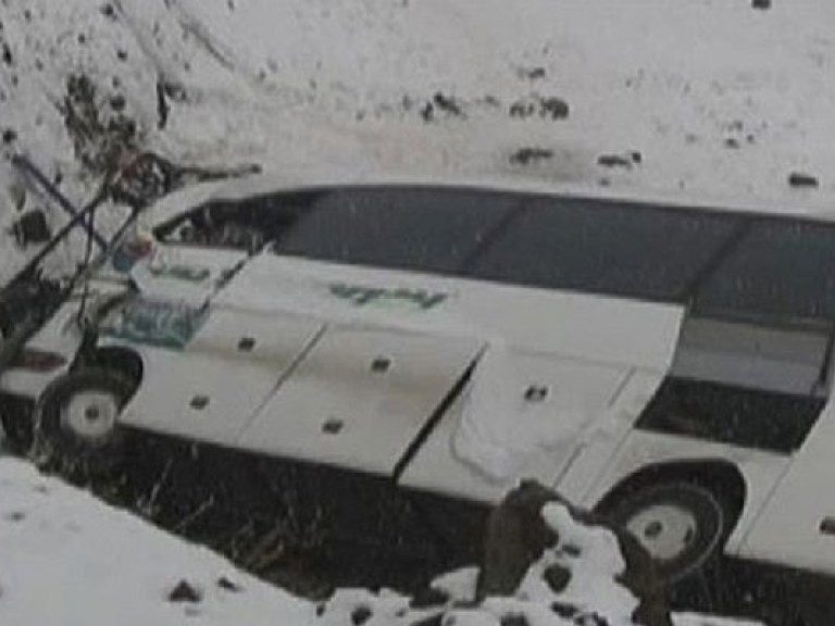 В Турции автобус с пассажирами на скорости упал в пропасть, погибли пятеро человек (ФОТО, ВИДЕО)