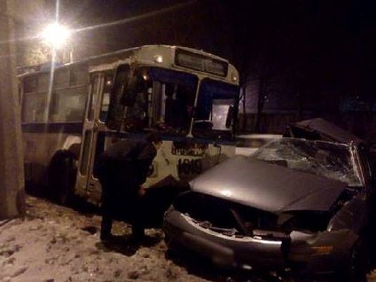 В Мариуполе полицейский за рулем Ford Focus протаранил троллейбус, один человек погиб (ФОТО)