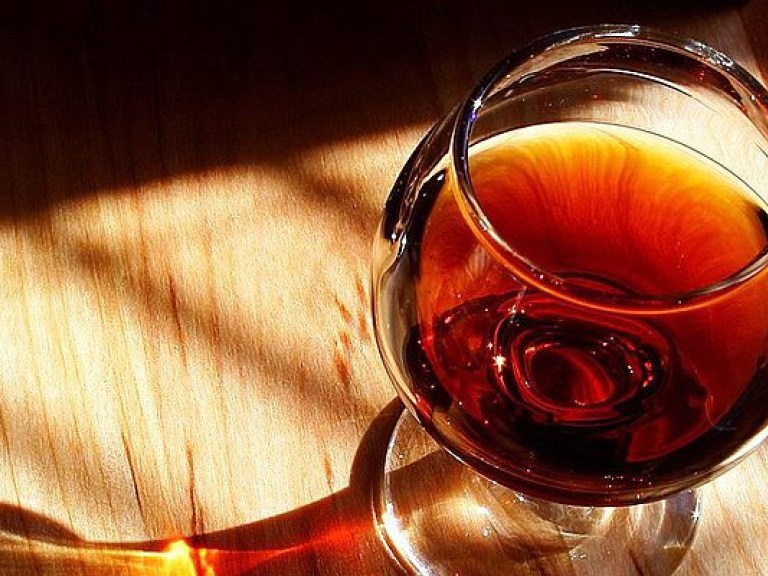 Врач: водку не стоит закусывать маринованными огурцами, а коньяк – шоколадом