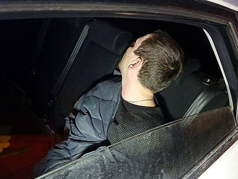 В Мариуполе пьяный полицейский въехал в городскую елку (ФОТО)