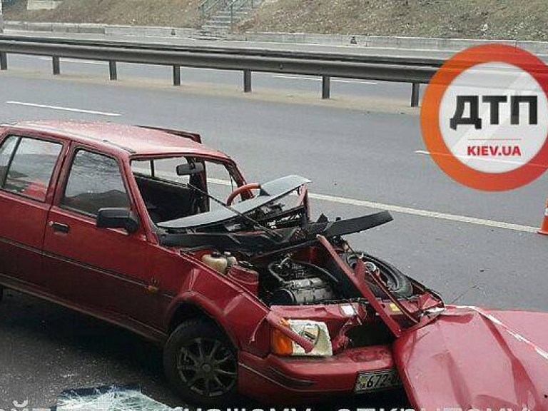 В Киеве водитель «Славуты» протаранил остановку транспорта, пассажира выбросило из окна (ФОТО)
