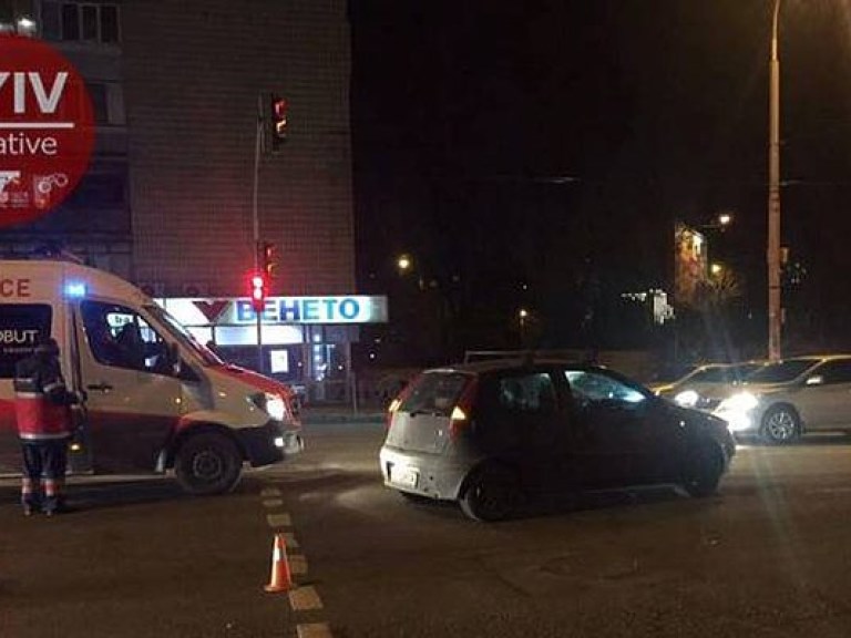 В центре Киева водитель сбил двух пешеходов прямо на переходе (ФОТО)