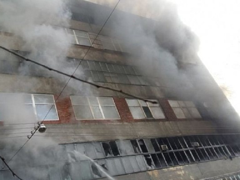 Во Львове горит здание завода «Электрон» (ФОТО)