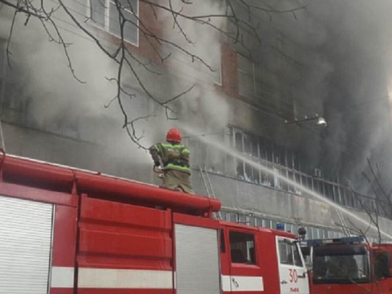 Во Львове при тушении пожара на заводе «Электрон» пострадали двое пожарных (ФОТО, ВИДЕО)