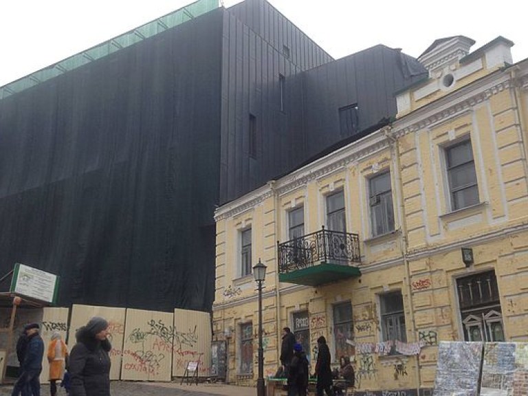 Скандальный театр на Андреевском спуске забросали краской (ФОТО)