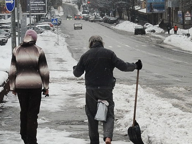 В Киеве утренний снегопад спровоцировал несколько серьезных ДТП (КАРТА)