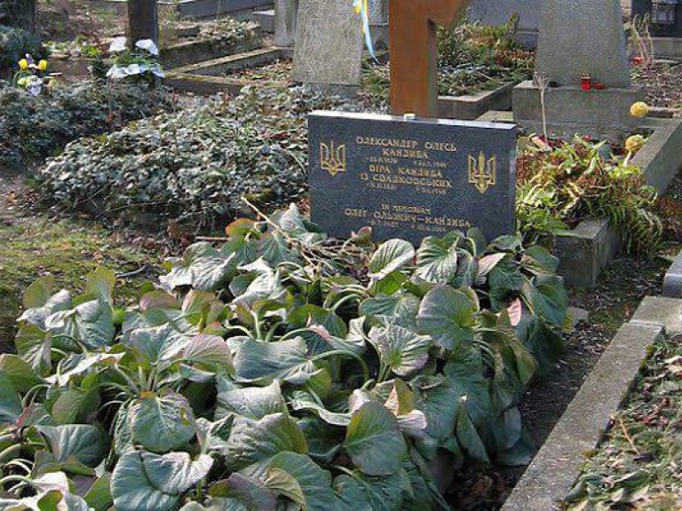 В Чехии прошла принудительная эксгумация останков украинского писателя Александра Олеся (ФОТО)