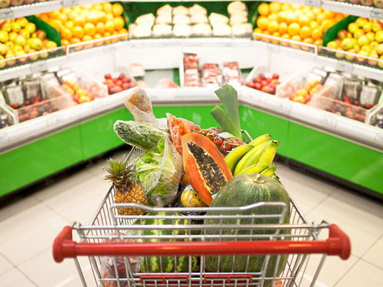 Эксперт: В праздничные дни супермаркеты нередко указывают на товарах одни цены, а пробивают – по другим