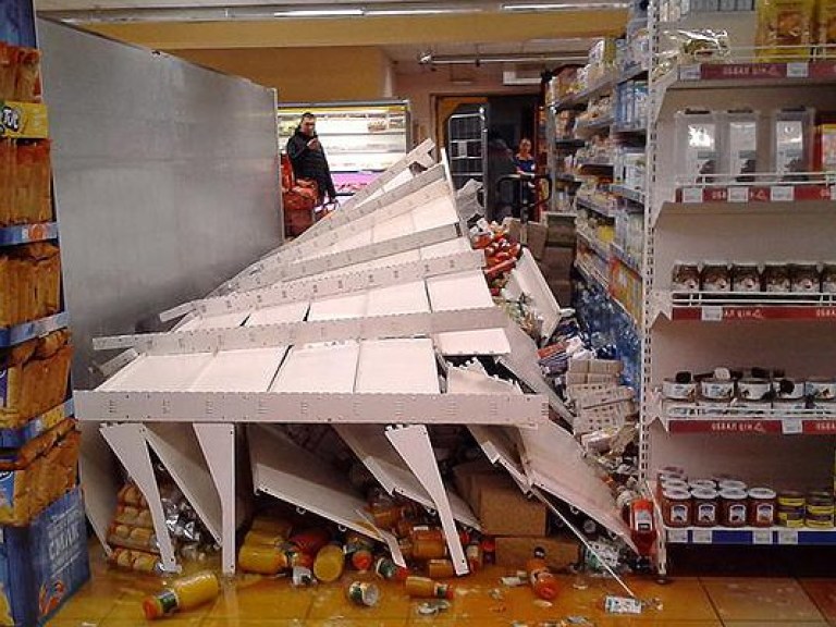 В киевском супермаркете на покупателя рухнул стеллаж с соками (ФОТО)