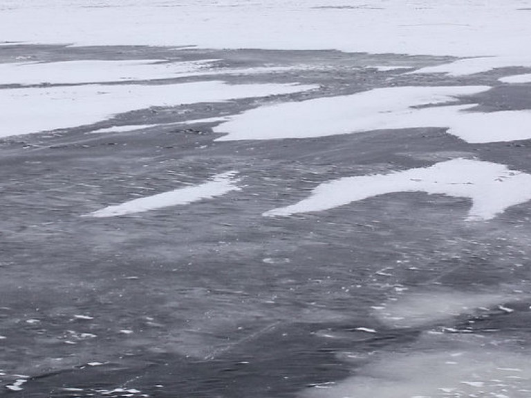 Спасатели просят киевлян не выходить на лед группами