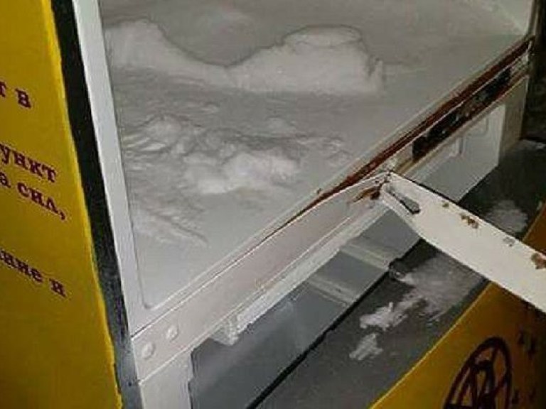 В Киеве неизвестные сломали холодильник с благотворительной едой для бедных (ФОТО)